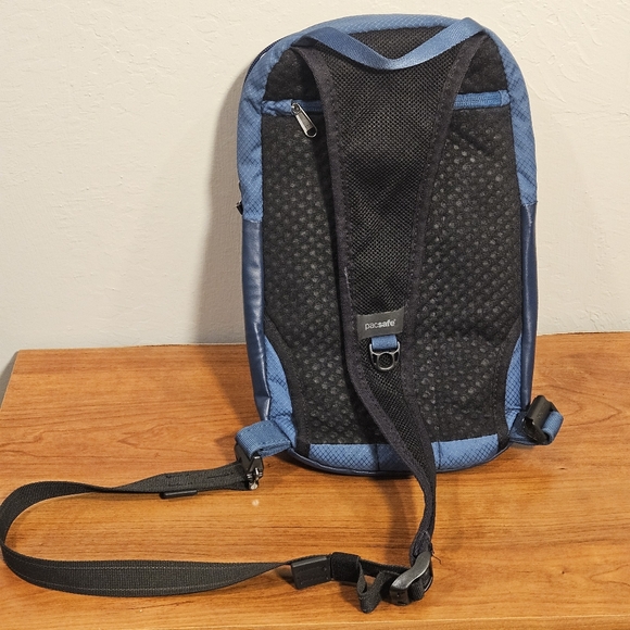 Pacsafe Venturesafe X Anti-Theft Sling Pack – Blue - Picture 6 of 11